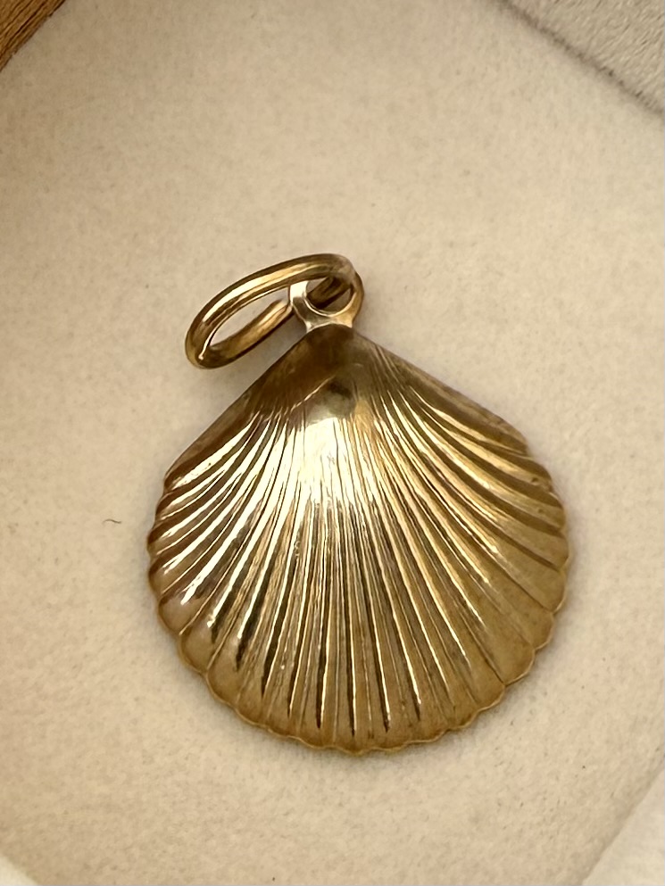 No. 009: Gold Scallop Shell — product photo